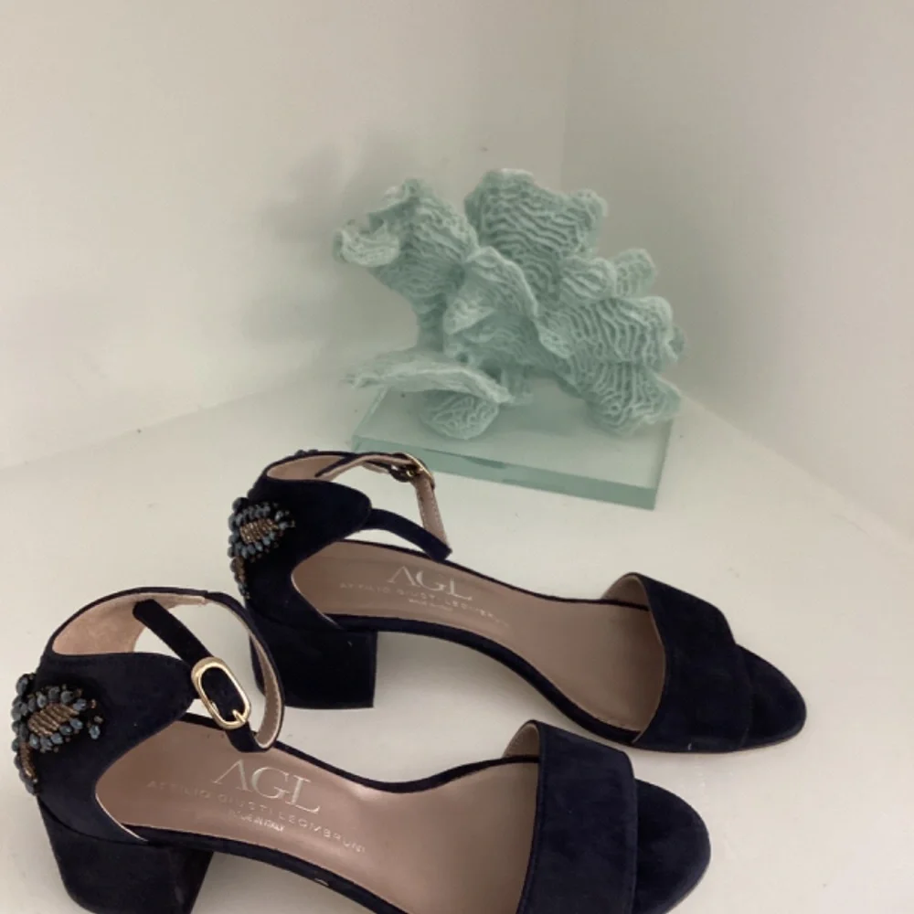 AGL CRYSTAL EMBELLISHMENTS T-STRAP SUEDE NAVY SANDALS SHOES BEAUTIFUL 39 8.5